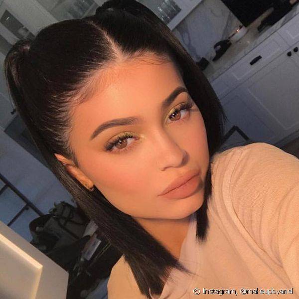 Kylie Jenner apostou com a sombra verde clara e o batom nude em acabamento matte para o visual. Para valorizar as maçãs do rosto, a famosa também apostou em um leve contorno feito com o blush (Foto: Instagram @makeupbyariel)